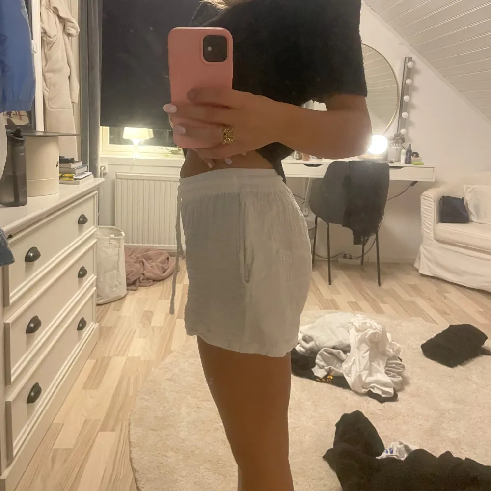 Säljer ett par superbekväma vita shorts från Gina Tricot i storlek XS. De är gjorda i ett mjukt och luftigt material, perfekt för varma sommardagar. Shortsen har en elastisk midja med knytband för bästa passform. De är i nyskick 😇🥰. Shorts.