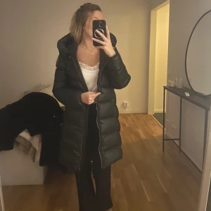 Parajumper Marion jacket - Svart, lång vinterjacka. Använd en halv vinter, inga skador eller slitningar.  Priser kan diskuteras vid snabb affär!