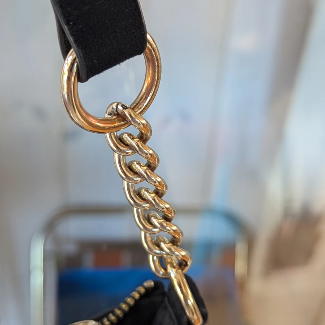 Svart axelväska med guldkedja - 90
