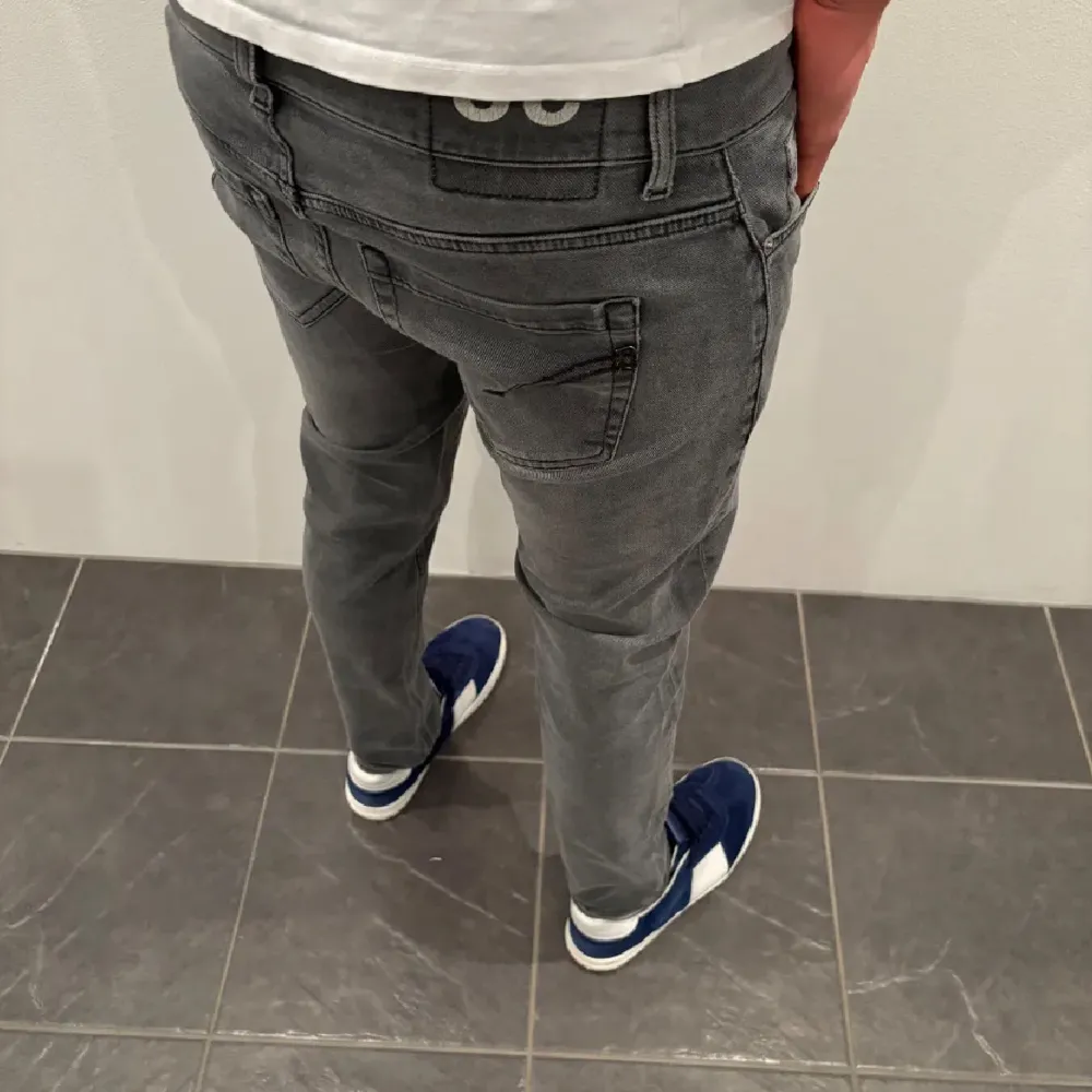 Säljer dessa dondup jeans i modellen George, köpta här på Plick men va lite för små, ny pris 4000 och jag säljer 999! . Jeans & Byxor.