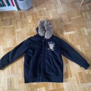 Ecko unltd Jacka - Hella snygg jacka med päls luva väldigt bra skicka har inga skador och den är väldigt varm fungerar på vintern Pris kan diskuteras vid snabb affär och hör av er vid frågor