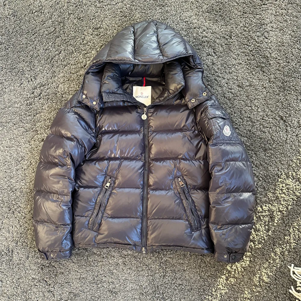 Vi säljer nu denna Moncler Maya i storlek 0-Xs. . Jackor.