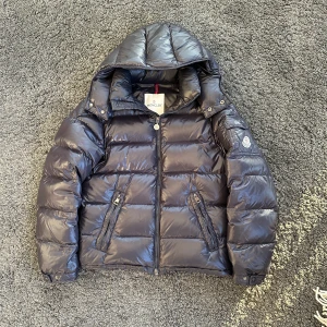 Moncler Maya - Vi säljer nu denna Moncler Maya i storlek 0-Xs. 