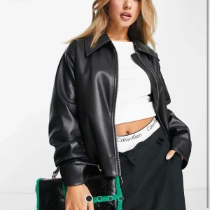 Jacka Asos - Säljer denna fina jackan då jag inte använder den. Använd fåtal gånger, inga defekter. Köpt för 789kr, säljer för 450, slutsåld. Den är även foddrad på insidan 