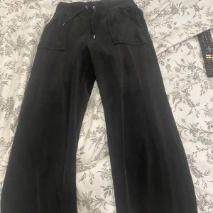 Juicey couture byxor svarta XS - Juicey couture byxor svart storlek xs inga skador på byxorna (går att diskutera priset)