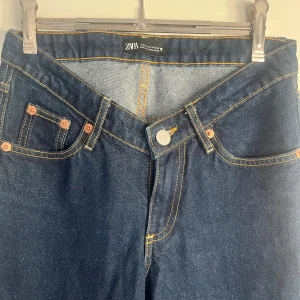 V-waist lågmidjade raka jeans - Supersnygga jeans med låg v shaped midja. Raka ben / wide leg.