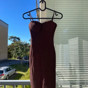 Brun ribbad klänning - Säljer en superfin brun ribbad klänning med smala axelband, från Fashion Nova. Den är tight och figurnära. Klänningen är i ett mjukt och stretchigt material som gör den bekväm att bära hela dagen. 