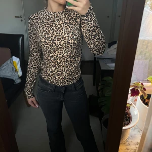 Tajt leopard tröja - En tajt leopard tröja helt oanvänd med prislapp. 