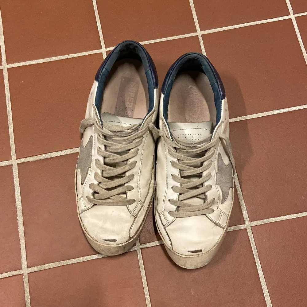 Hej, jag lägger ut mina golden goose för att se hur mycket jag skulle kunna få för de. Ge gärna förslag. Storlek 42.. Skor.