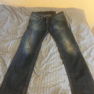 Diesel jeans - Diesel jeans i modellen darron W30 L32. Marinblå.