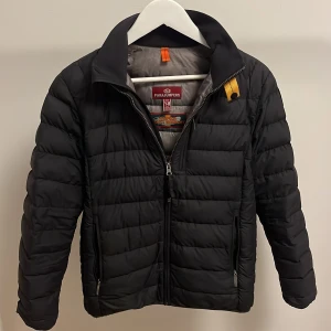 Parajumper light weight  - Säljkurs nu min svarta para jumper jacka. Detta är den skönaste jackan jag har haft för du blir aldrig för kall eller aldrig för varm i den. Den har inga defekter och funkar bra för både somma kvällar och vinter dagar 