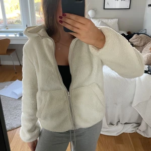 Trendig fleece🍂😻 - Funderar på att sälja min fina only fleece🤗Köpt i februari och är i fint skick! Säljer endast till rätt pris då jag gillar den väldigt mycket🥰