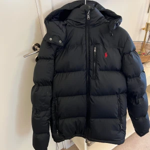 Ralph Luren jacka  - Säljer min Ralph Lauren Gorham Jacket  storlek M som jag bara använt en vinter. Jackan är i väldigt bra skick 9/10 och självklart äkta. Jackan köptes från boozt förra året. Ny pris: 4895kr. Jag kan gå ner i pris, så ge bud. Tveka inte att höra av er👍