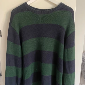 Stickad tröja från Brandy Melville - Blå och grön randig stickad tröja från Brandy Melville som inte kommer till användning längre. Oversized fit 