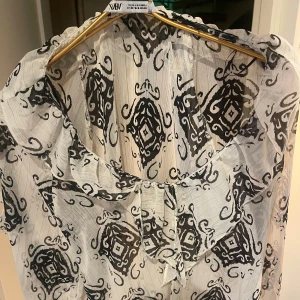 Zara tröja  - Unik blus från zara , aldrig andvänd 💓