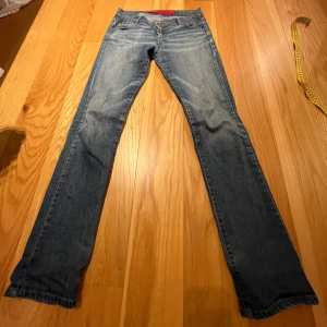 Super fina jeans lågmidjade jeans - Tyvärr var jeansen för stora för mig upptill, jag skulle säga att dem är xs vid låren men lite större upptill🩷 Jag är 162 cm Jeansens mått Midjemått: 36 cm x2 Innerbenslängd: 80 cm