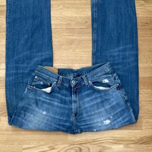 Dondup  - Schyssta Dondup jeans i storlek 34, billigare då de har en liten fläck!