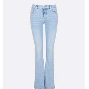 Bikbok low flare jeans - Säljer dessa jeans då de är för små😊knappast använda och dem är i bra skick!💕strl: M/31 Nypris: 700
