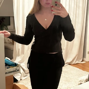 Omlott topp  - Mörkgrön omlott topp i strl M, köpt begagnat på Sellpy men är för liten för mig. Aldrig använt den själv och den var i gott skick när jag köpte den. (En bokstav på lappen som jag skrev så min lillasyster inte skulle sno den🤭). 