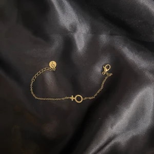 Armband  - Silver armband med ett kvinno täcken på  Säljer fler smycken —>