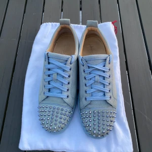 Christian Louboutin - Tjena! Säljer nu dessa riktigt stiliga christian louboutin i färgen ljusblå. Skorna är i 8/10 skick och har inga defekter. Dustbag medföljer! Hör av er vid frågor och funderingar!