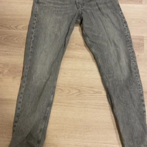 Jack & Jones  - Hej söker nu min grå jeans. Inga fel på de passar bara inte mig längre 😀