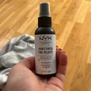 Nyx dewy finish Setting spray  - Nästan helt full