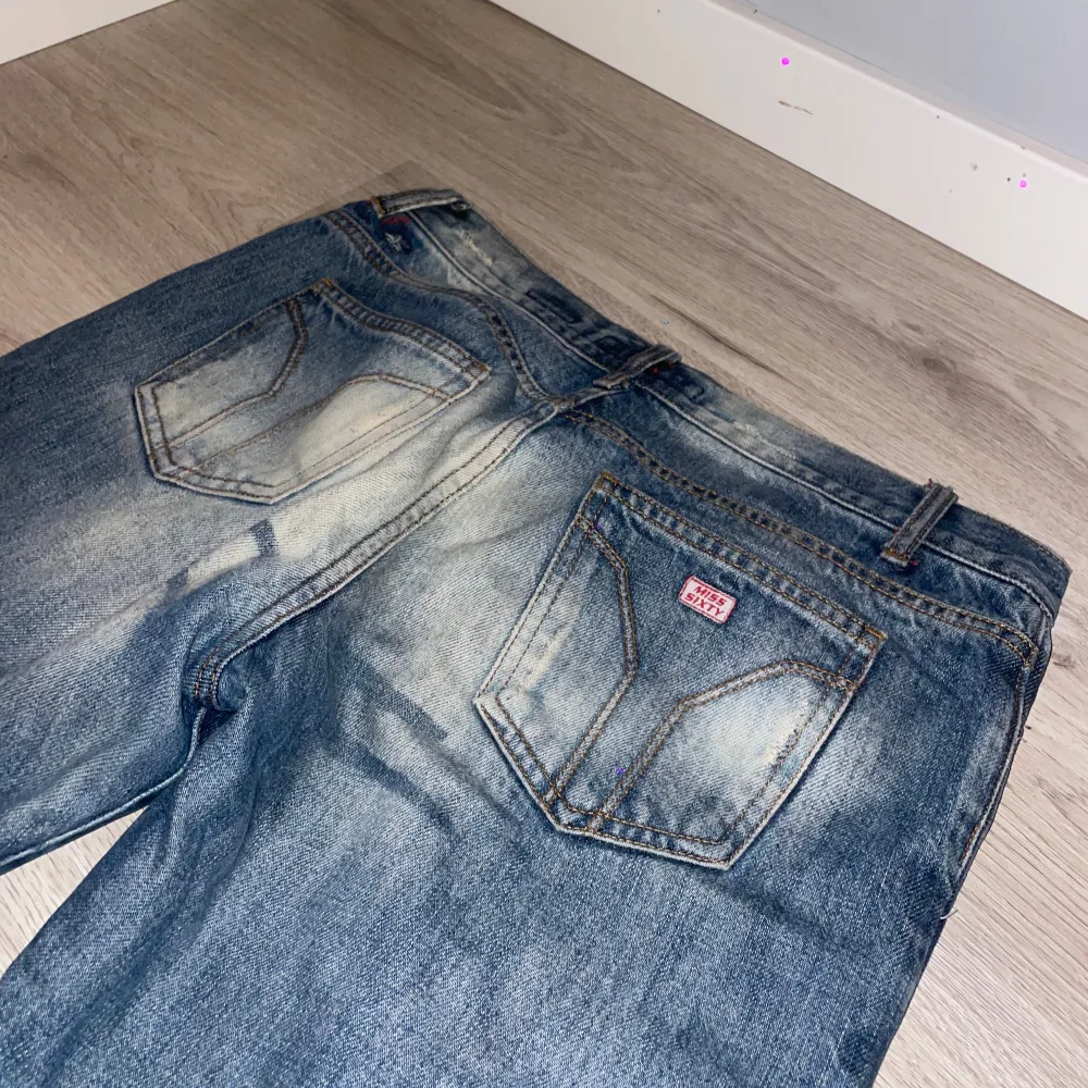 Lowwaist jeans från miss sixty i väldigt bra skick. Jag säljer dem då de blivit för små. De är i en så snygg ljusblå wash som bara gör varje outfit perfekt! Tillräckligt långa i benen för mig som är 180cm lång. . Jeans & Byxor.