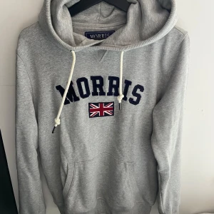 Morris Hoodie - Tjena! Säljer min Morris Hoodie i toppskick. Har du frågor är det bara att ställa.🤝