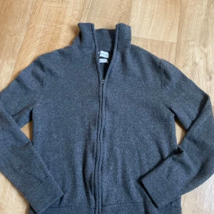 Merinoull full zip - Hej säljer denna riktigt feta och sköna full zipen från These Glory Days. Material: 100% merinoull, Skick 9/10. Storlek står M men den är XS. Kan gå ner vid snabbaffär. Har ni funderingar fråga!