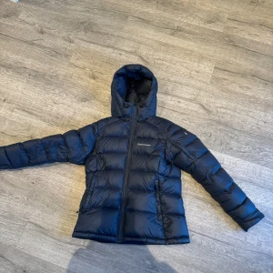 Peak performance vinter jacka  - Säljer min super fina peak jacka i marin blå. En av dom tjockaste modellerna peak har oxh detta är en dam storlek. Andvönd sparsamt en vinter så ingen tecken på andvänd ser helt ny ut inga hål eller fläckar köpte denna jacka för 5000 nypris❤️