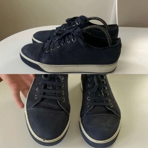 Lanvin skor - Mörkblåa Lanvin skor i storleken UK 7 (41+/42). Hyffsat skick, dock så är bilderna någon månad gammal så i nuläget är de lite mer skadade - därav mitt pris på 899! (Nypris ca 3000-4000kr) 