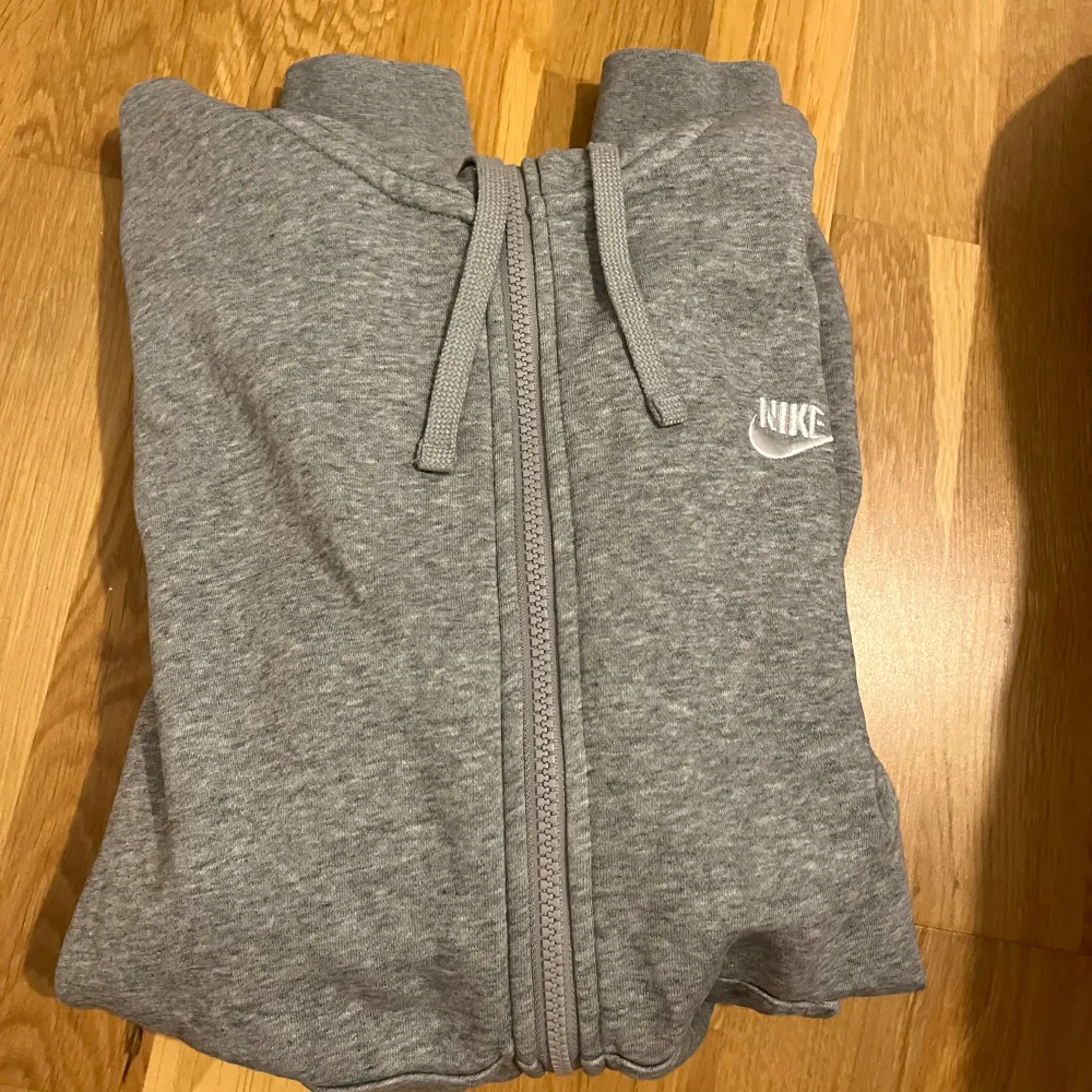 En fin grå hoodie som är köpt för 800 kr . Hoodies.