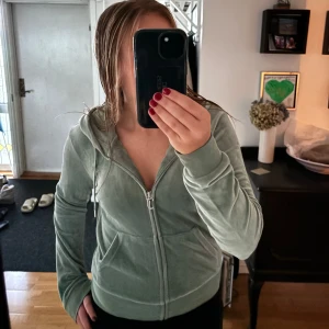 Classic Velour Robertson Zip Hoodie Chinois Green Juicy Couture - Juicy Couture tröja med zip, inte använd fler än 5 gånger utan bara hängt i garderoben. Orginalpris köps den för ca 1300kr (mitt pris kan diskuteras).
