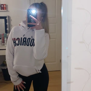 Hoodrich hoddie - Jättesnygg hoodie som är gjort i ett varmt och skönt material vilket är passande nu till vintern. Köptes ifrån JD sports för 950 kr. Är endast använd ett fåtal gånger💕