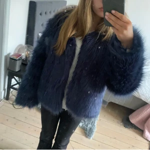 Mörkblå pälsjacka  - Jättefin blå pälsjacka!😊 Passar xs-m. Lånade bilder skriv privat för egna😊