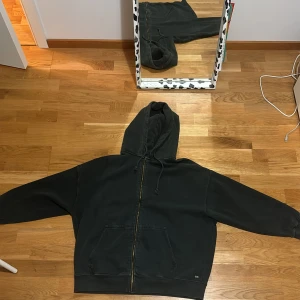 Oversized grå/svart zip up  - Säljer denna super finns grå/svarta zip up, då den sällan kommer till användning. Super mysig och bekväm! 