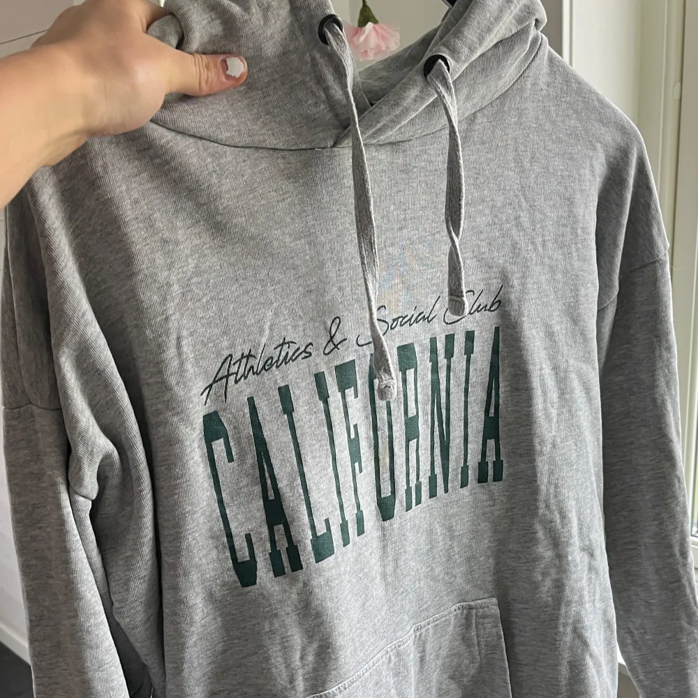 California-Hoodie som jag aldrig använt typ! Superfin och bra skick✨. Hoodies.