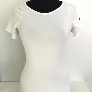 NIKE-TEE - Jättefin vit Nike T-shirt🤍🤍🤍 Toppenbra skick, storlek XS men passar även S🤗