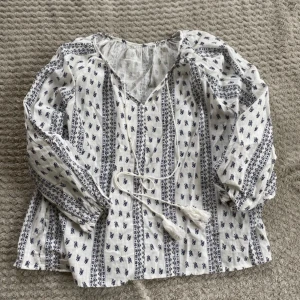 Svart vit blus med trekvartsärmar - Superfin men används aldrig! Skriv för fler bilder eller om ni undrar något💕💕