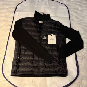 Moncler cardigan  - Tjena säljer nu min moncler cardigan. (Deras nya model) Storlek S. Otroligt bra skick med allt original med. Bara att höra av er vid funderingar