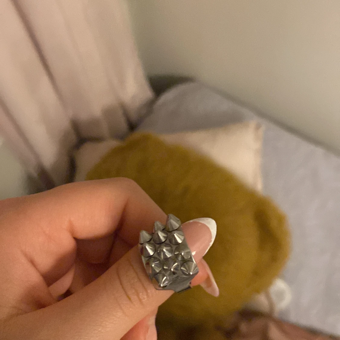 Silvrig ring med nitar - 1