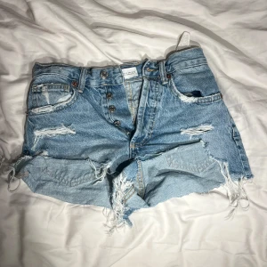 Blå jeansshorts med slitningar - Jättefina blåa jeansshorts från Zara💗