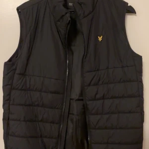 Lyle & Scott - Väst ifrån lyle and scott, storlek 15/16 år men skulle passa storlekar under och över!