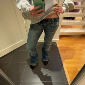 Lågmidjade diesel jeans - Sjukt snygga lågmidjade jeans i bra skick. Säljer pga att de inte kommer till användning. Slitning längst ner vid benet men inget som synns (bild 5). Skriv för fler bilder🥰