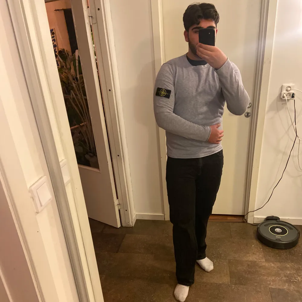 Hej, jag säljer en stilren grå sweatshirt från Stone Island i storlek S. Sweatshirten är väldigt bekväm och är i väldigt gott skick då den inte har nå defekter eller fläckar. Pris kan diskuteras vid en snabb affär, buda gärna. Mvh Emil. . Neuletakit & Villapaidat.