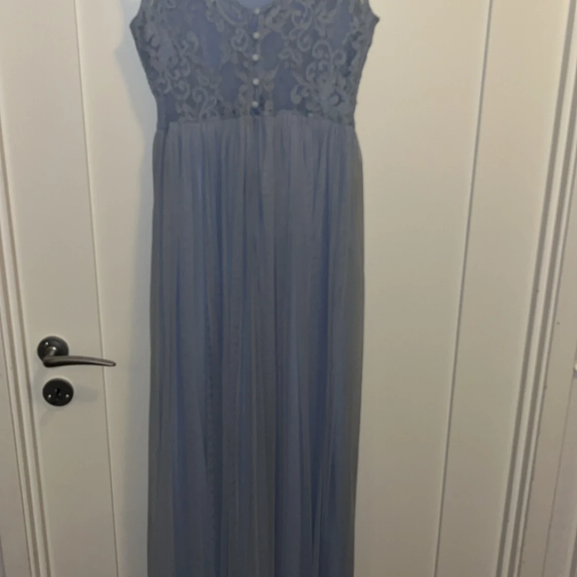 Ljusblå balklänning med spetsdetaljer - 2