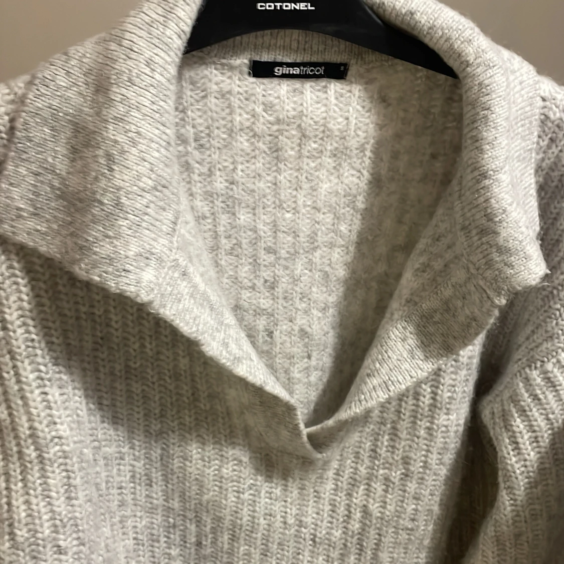 En grå tröja från Ginatricot  - 2