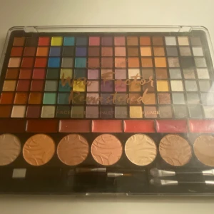 Stor sminkpalett med ögonskuggor och läppstift - En sminkpalett med ett brett utbud av färgglada ögonskuggor och läppstift från technic. Perfekt för att skapa olika sminklooker med både matta och skimrande nyanser. Inkluderar även applikatorer för enkel applicering. Har använts 2-3 gånger.