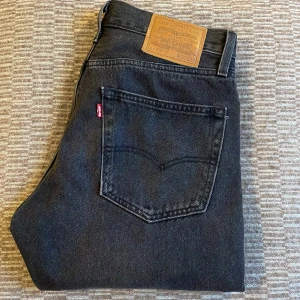 Levi's jeans  - Tja! Nu säljs dessa sjukt snygga jenas från Levi's i den eftertraktade modell 551. Skick 9/10 Inga synliga defekter Nypris ligger runt 1200kr men säljs nu för ändats 300kr . Hör gärna av er vid minsta fundering!